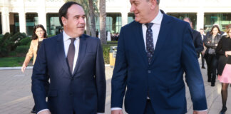 Dos hombres conversando en un evento de Nueva Economía Fórum