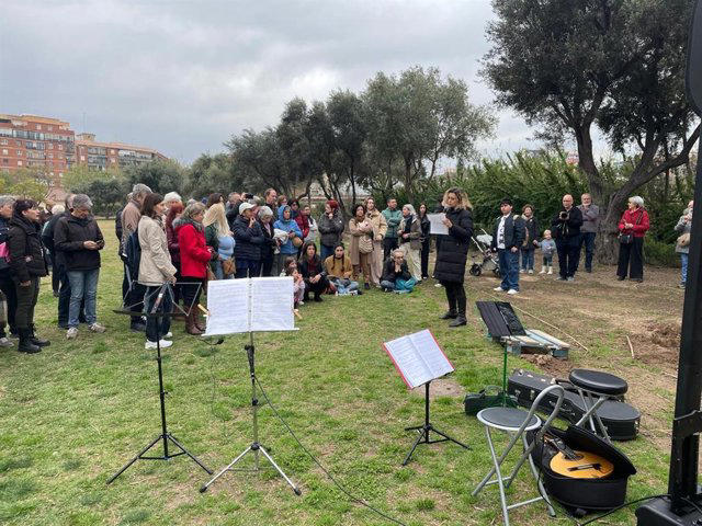 Voluntarios rinden homenaje a las víctimas de la DANA en Russafa