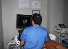 Más del 90% de los niños con cardiopatías congénitas pueden llevar una vida plena gracias a los avances médicos Médico realizando ecocardiografía a un paciente en consulta
