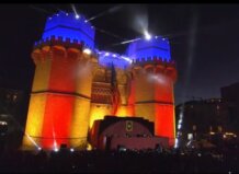 Castillo iluminado durante el evento de la Crida 2025