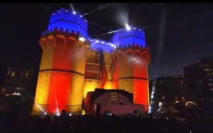Castillo iluminado durante el evento de la Crida 2025