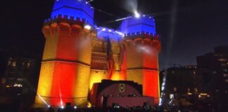 Castillo iluminado durante el evento de la Crida 2025