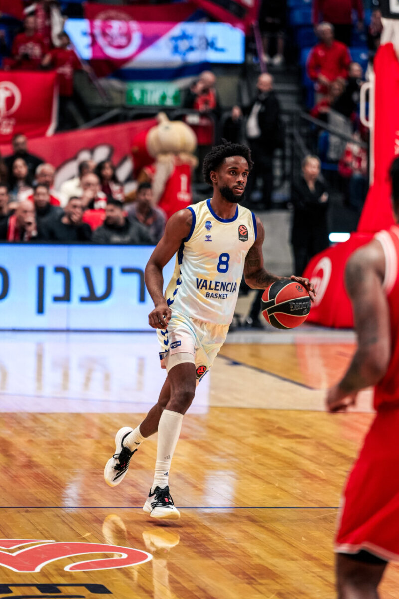 Jugador del Valencia Basket en acción durante un partido en Tel Aviv