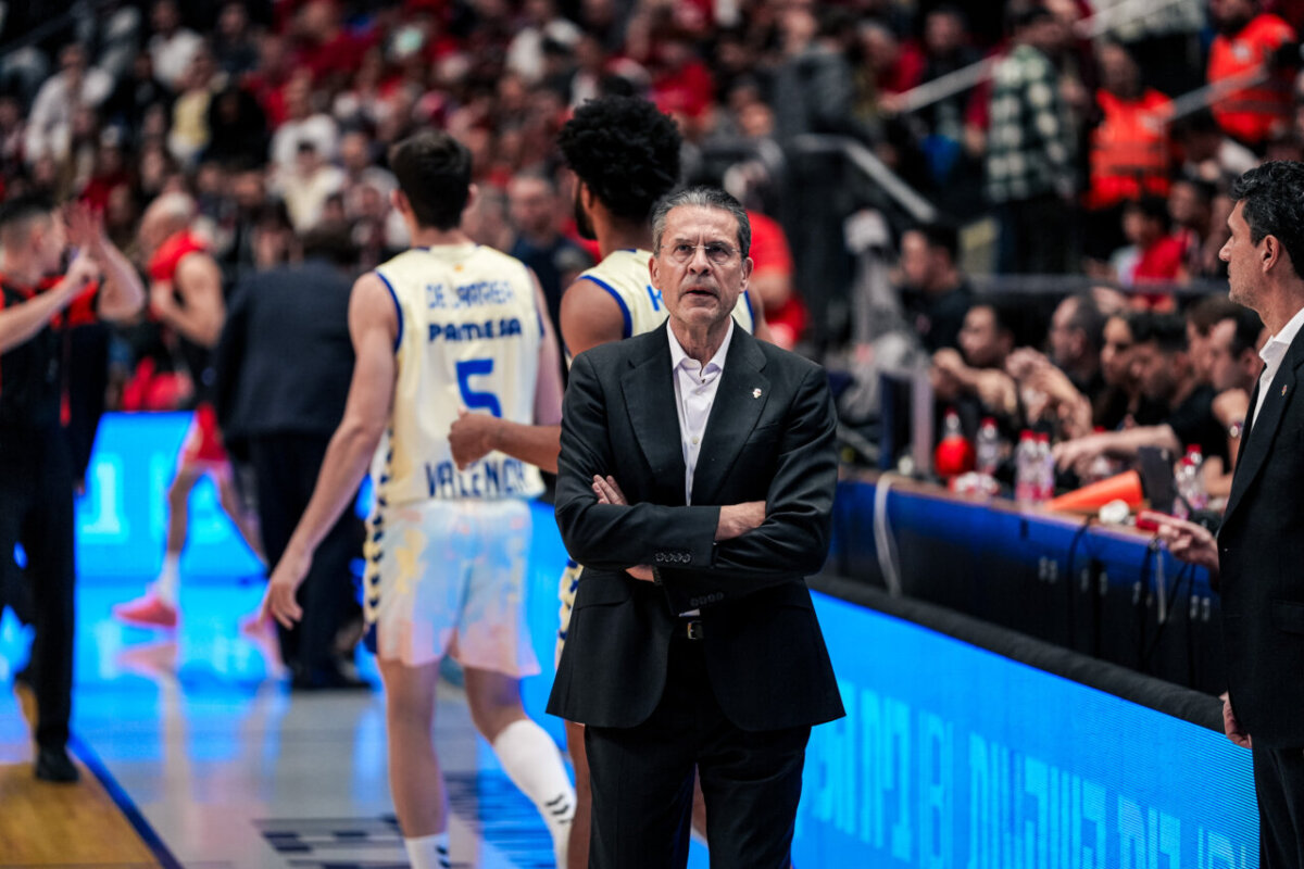Entrenador del Valencia Basket observando el partido en Tel Aviv.