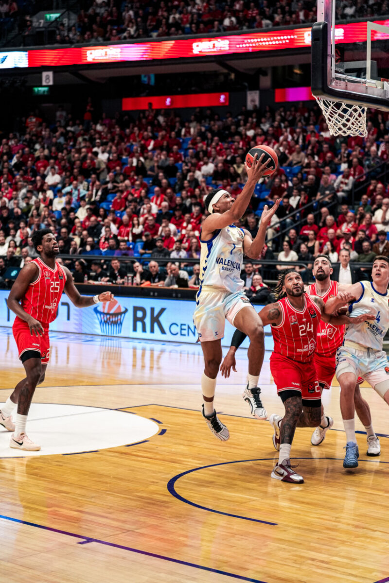 Jugador del Valencia Basket anotando en un partido emocionante en Tel Aviv.
