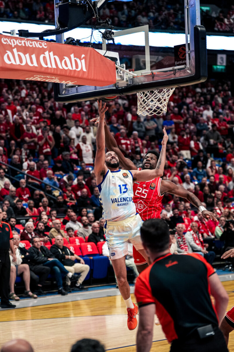 Jugador del Valencia Basket anotando en un partido contra Hapoel IBI Tel Aviv