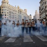 Grupo de personas en una protesta con humo en la calle