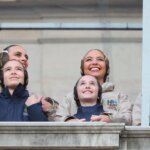 Grupo de mujeres y niñas sonriendo en un evento cultural