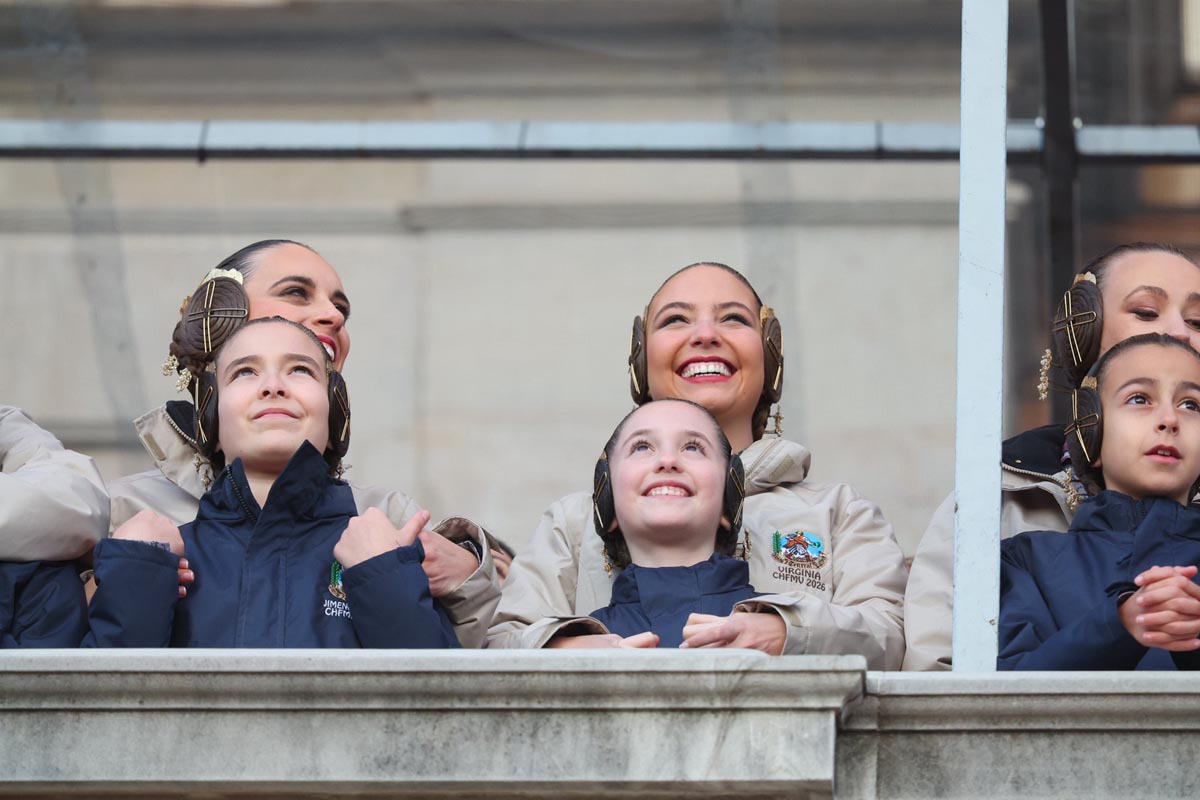 Grupo de mujeres y niñas sonriendo en un evento cultural