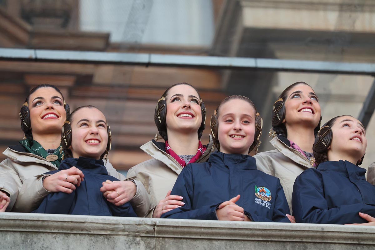 Grupo de mujeres y niñas sonriendo en un evento cultural