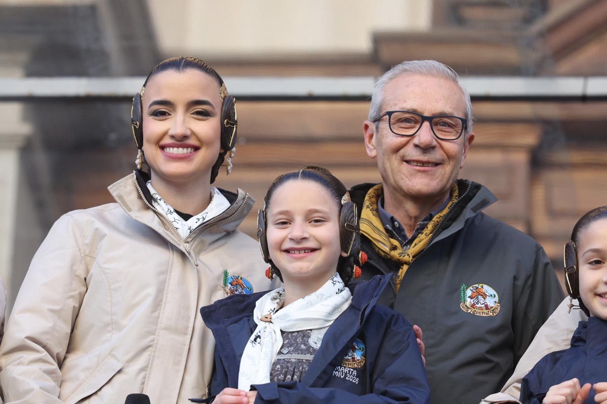 Tres personas sonriendo en un evento familiar al aire libre