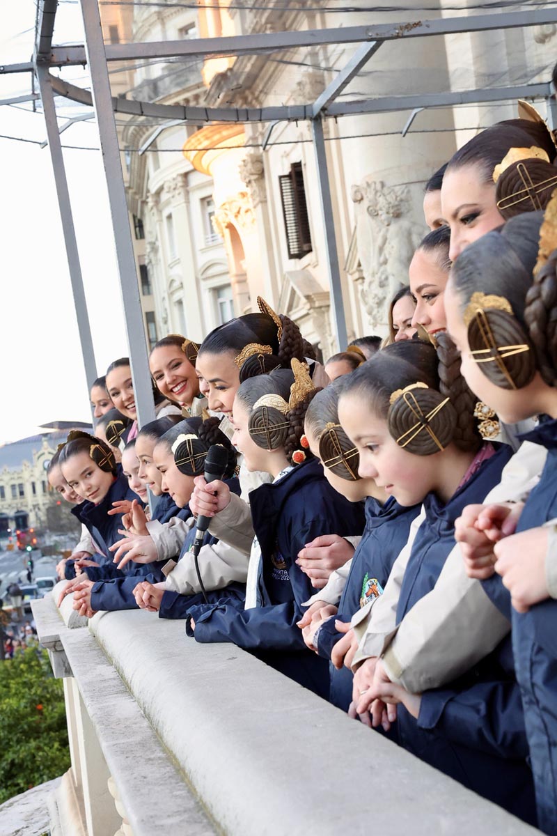 Grupo de mujeres con peinados tradicionales en un evento