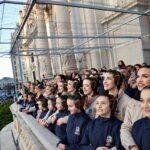 Grupo de mujeres sonriendo en un evento al aire libre