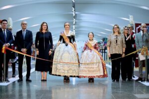 Inauguración de la Exposición del Ninot en Valencia con autoridades y falleras.