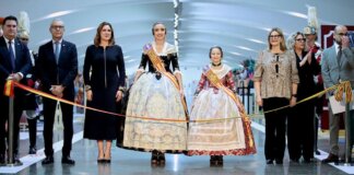 Inauguración de la Exposición del Ninot en Valencia con autoridades y falleras.