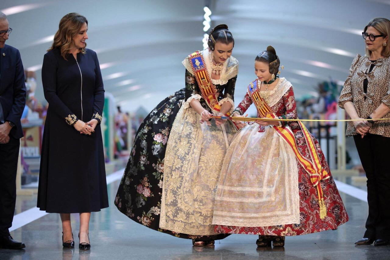 María José Catalá y dos falleras inaugurando la Exposició del Ninot en Valencia