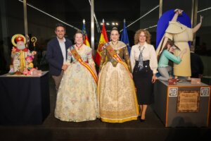 Inauguración de la Exposición del Ninot 2026 en Torrent con ninots y autoridades.
