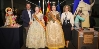 Inauguración de la Exposición del Ninot 2026 en Torrent con ninots y autoridades.