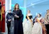 María José Catalá inaugurando la Exposició del Ninot en Valencia con falleras.