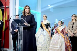 María José Catalá inaugurando la Exposició del Ninot en Valencia con falleras.