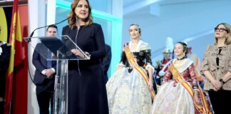 María José Catalá inaugurando la Exposició del Ninot en Valencia con falleras.
