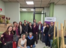 Psicólogas Sin Fronteras inaugura una nueva oficina en Sedaví para apoyar la atención emocional tras DANA Grupo de personas en la inauguración de la oficina de Psicólogas Sin Fronteras en Sedaví.