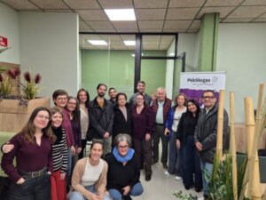 Grupo de personas en la inauguración de la oficina de Psicólogas Sin Fronteras en Sedaví.
