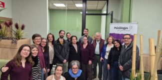 Grupo de personas en la inauguración de la oficina de Psicólogas Sin Fronteras en Sedaví.
