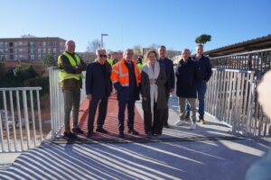 Grupo de personas en la pasarela de Mérida sobre el torrent Masjutge