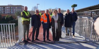 Grupo de personas en la pasarela de Mérida sobre el torrent Masjutge