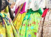 Alfafar inicia la seua festa fallera amb un ampli programa d'actes Mujeres con indumentaria fallera colorida en Alfafar