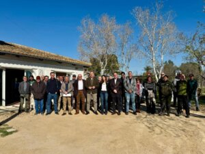 Grupo de personas en un evento relacionado con el informe batimétrico en Albufera