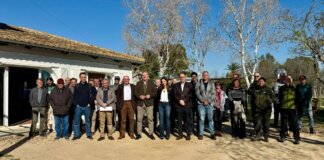 Grupo de personas en un evento relacionado con el informe batimétrico en Albufera