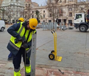 Trabajadores instalando vallado en la plaza del Ayuntamiento de Valencia