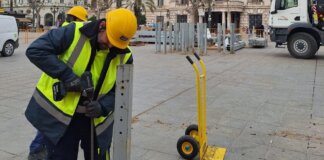 Trabajadores instalando vallado en la plaza del Ayuntamiento de Valencia