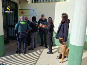 Intervención de la Guardia Civil en la cárcel de Picassent con un perro detector.