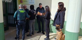 Intervención de la Guardia Civil en la cárcel de Picassent con un perro detector.