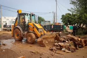 Maquinaria pesada limpiando escombros tras inundaciones en Torrent