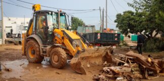 Maquinaria pesada limpiando escombros tras inundaciones en Torrent