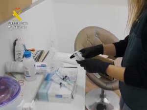 Mujer manipulando productos estéticos en un entorno no regulado