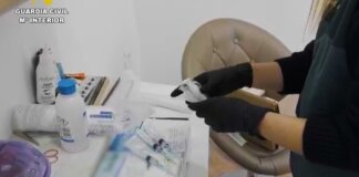 Mujer manipulando productos estéticos en un entorno no regulado