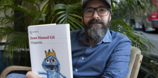 Juan Manuel Gil presenta su nueva novela 'Majareta': “La verdad es muy relativa” Juan Manuel Gil muestra su libro Majareta, una obra de crítica social.