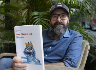 Juan Manuel Gil muestra su libro Majareta, una obra de crítica social.