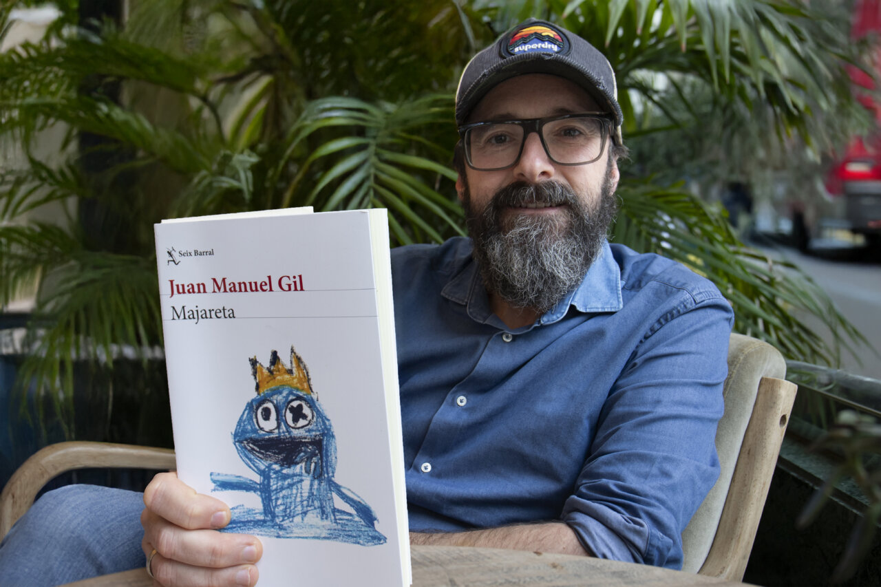 Juan Manuel Gil muestra su libro Majareta, una obra de crítica social.