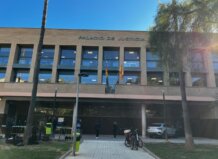 Fachada del Palacio de Justicia en Catarroja con banderas