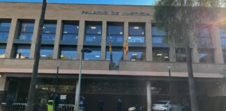 Fachada del Palacio de Justicia en Catarroja con banderas