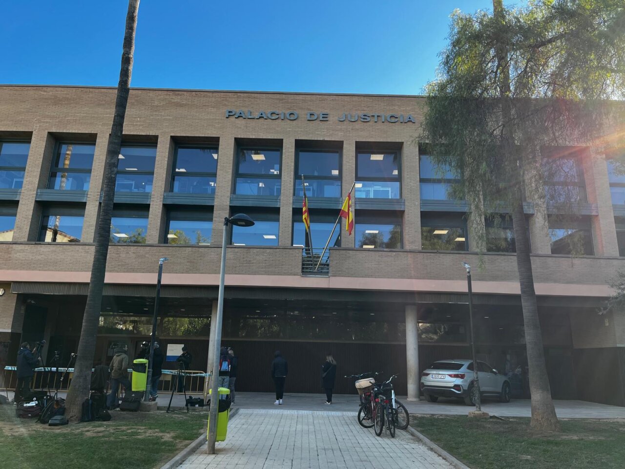 Fachada del Palacio de Justicia en Catarroja con banderas