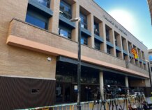 Fachada del Palacio de Justicia de Catarroja con banderas y periodistas