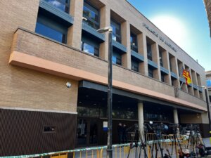 Fachada del Palacio de Justicia de Catarroja con banderas y periodistas