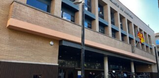 Fachada del Palacio de Justicia de Catarroja con banderas y periodistas